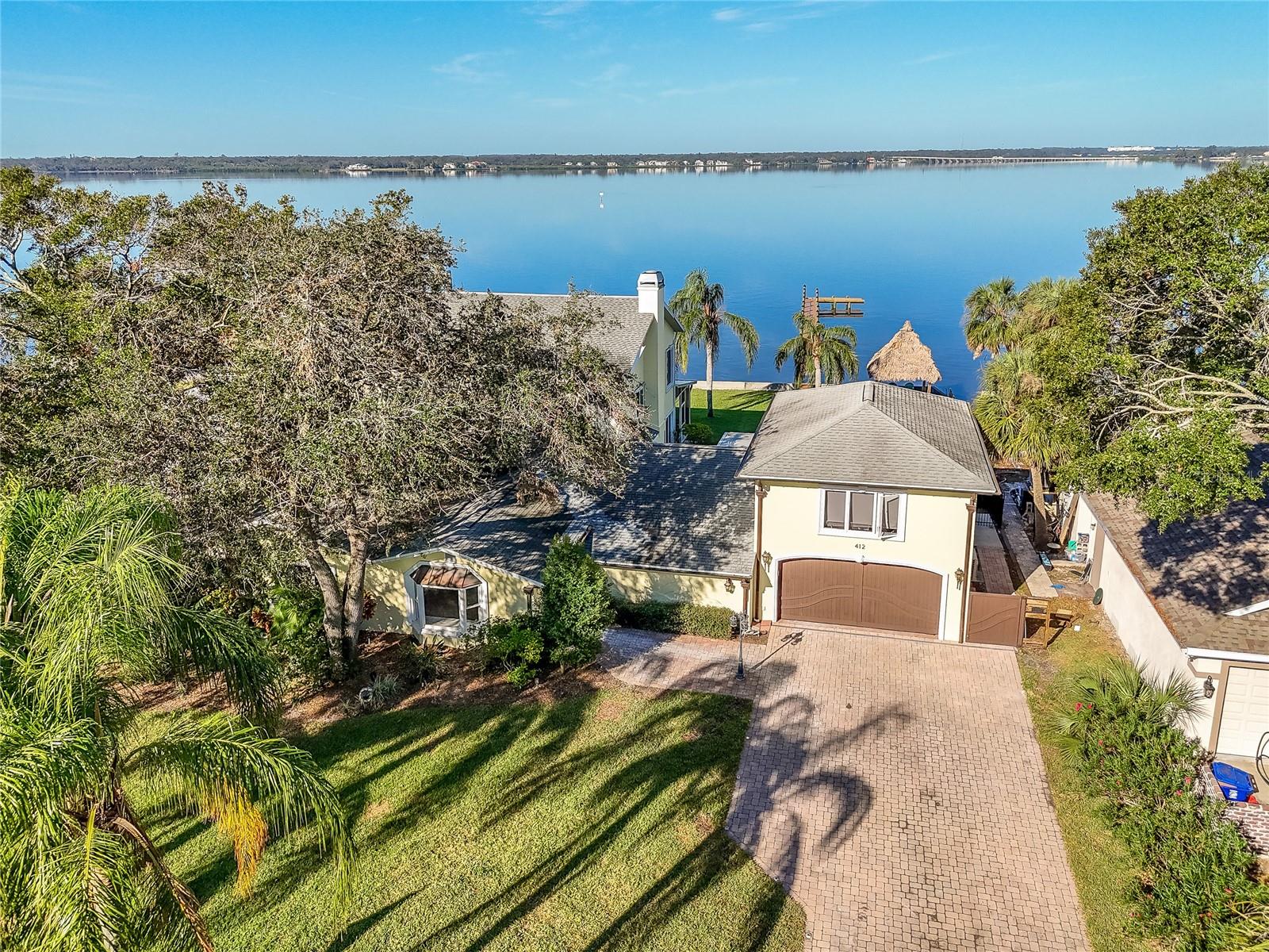 412 SHORE DR E