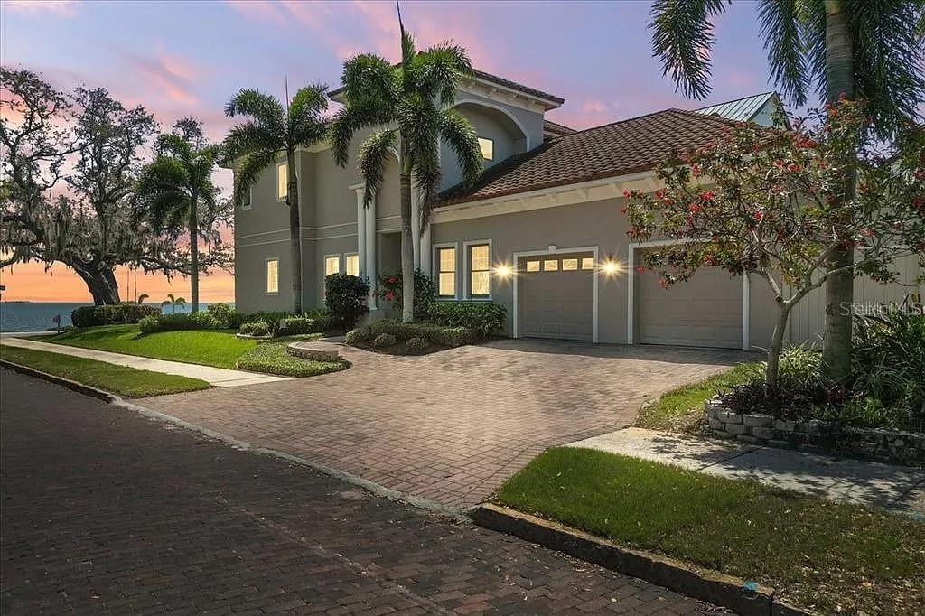 827 N BAYSHORE DR