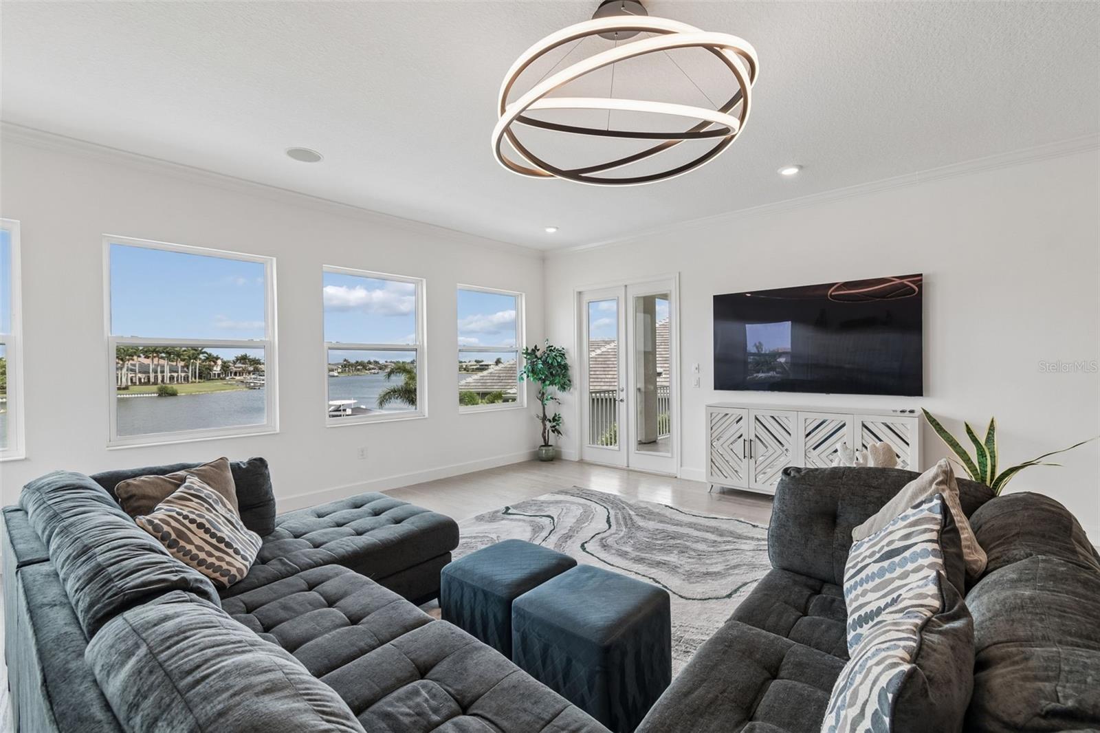 823 MANNS HARBOR DR
