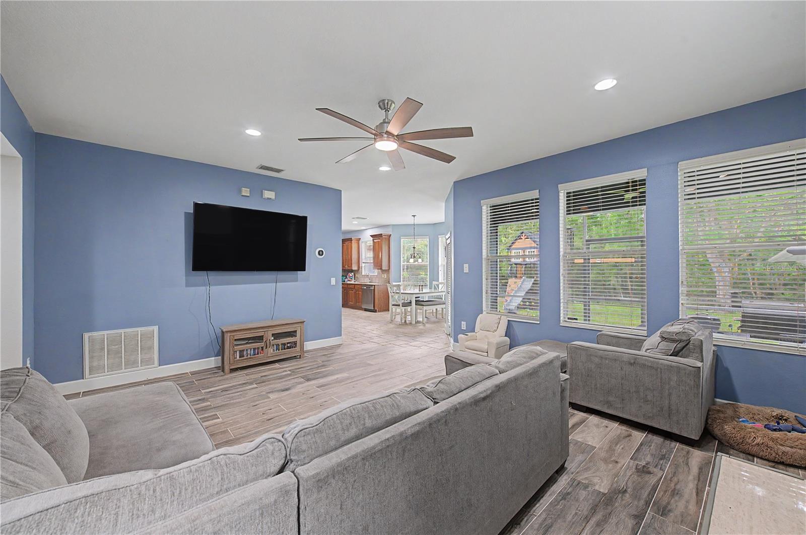 8137 LAGERFELD DR