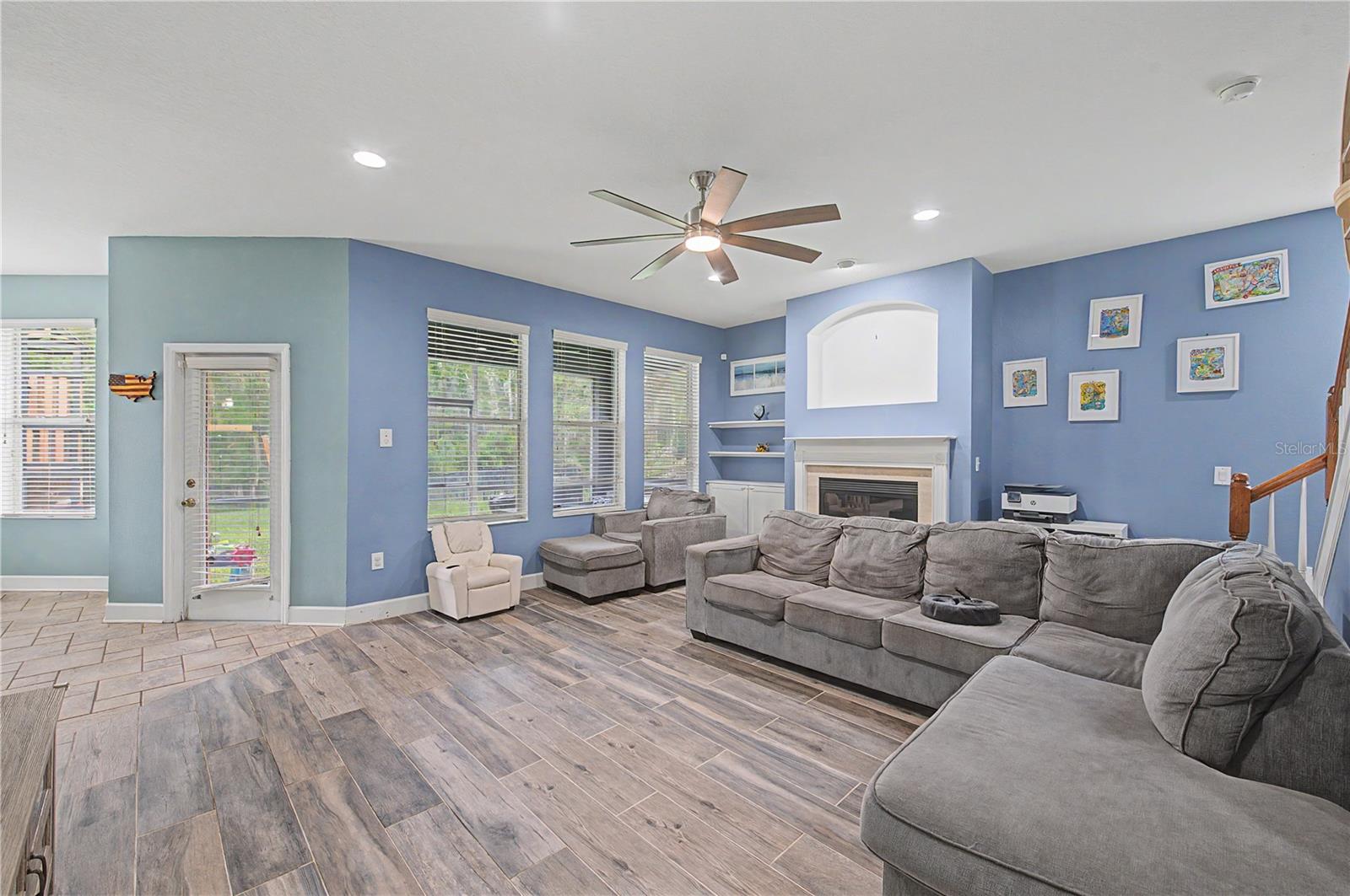 8137 LAGERFELD DR