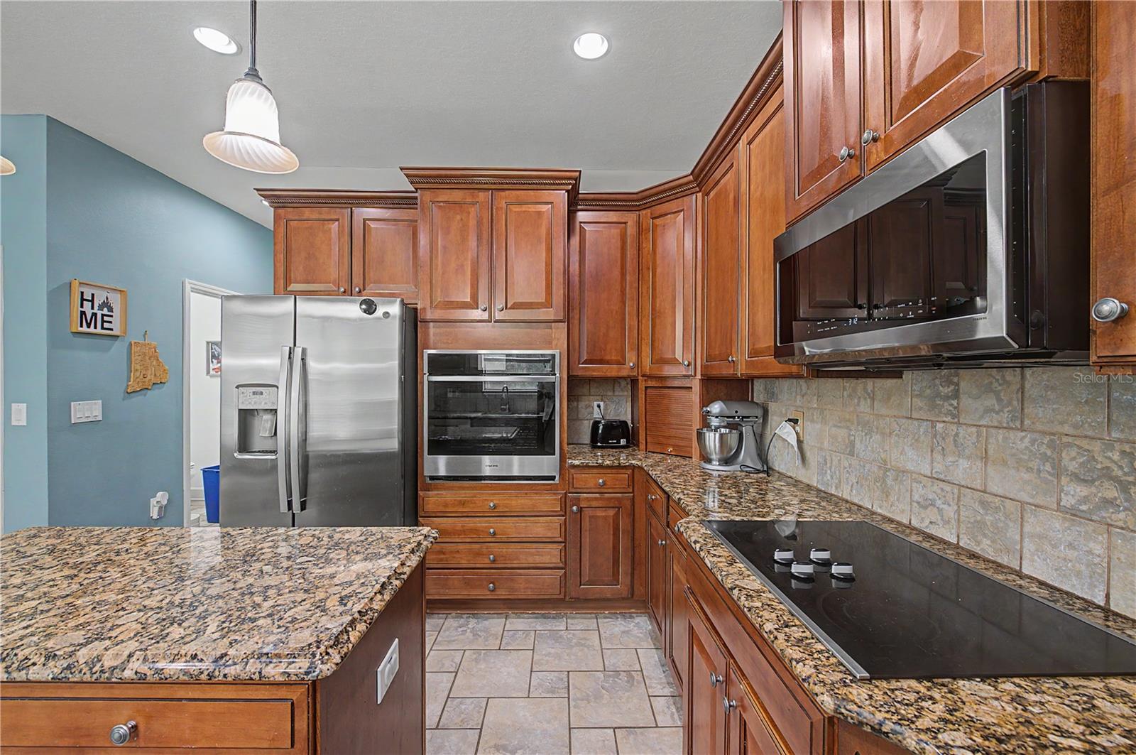 8137 LAGERFELD DR