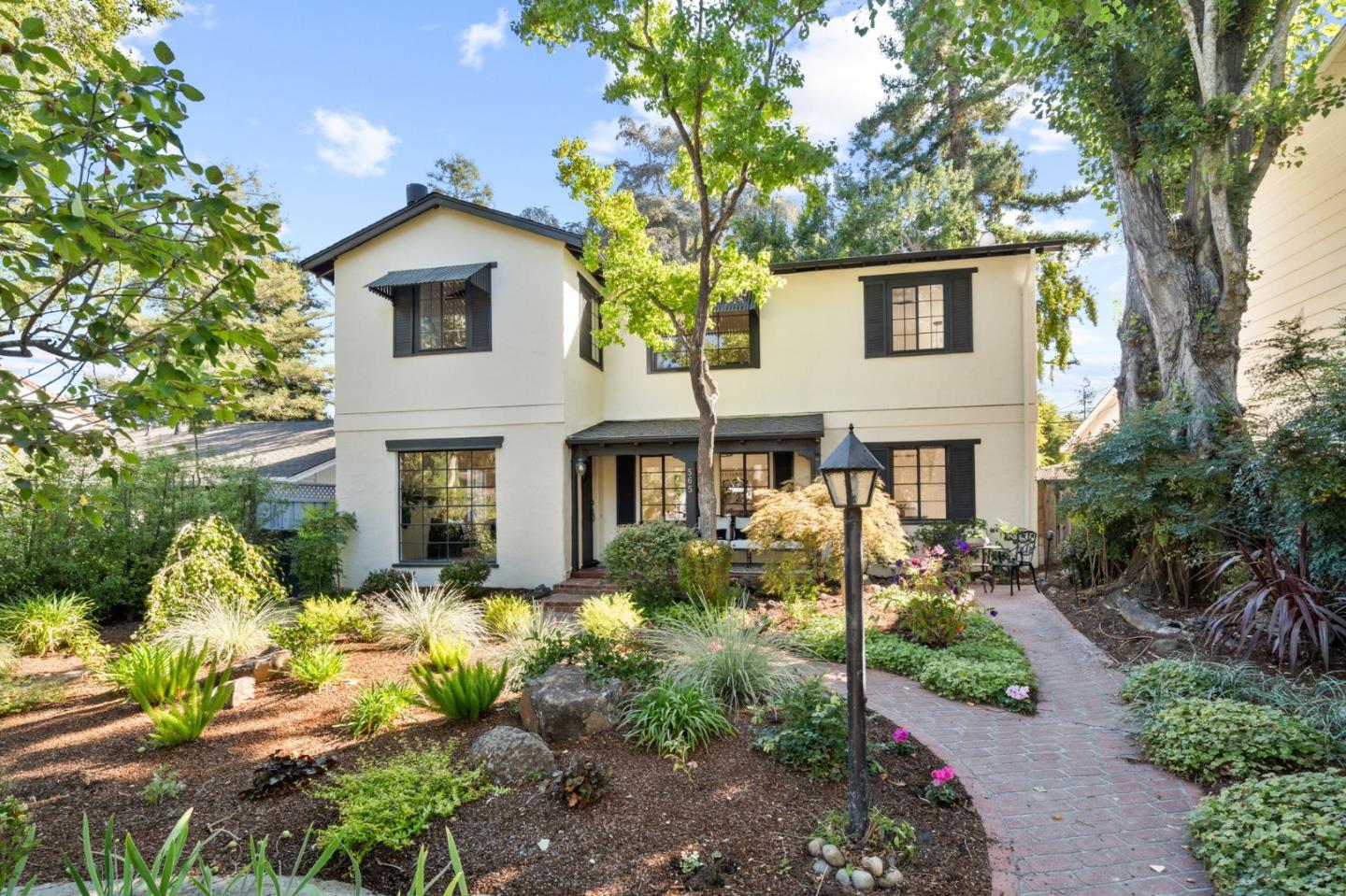565 University AVE