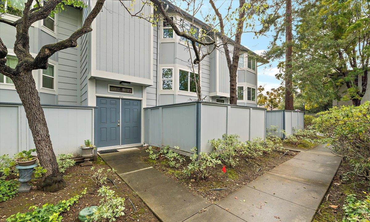 834 Bay ST