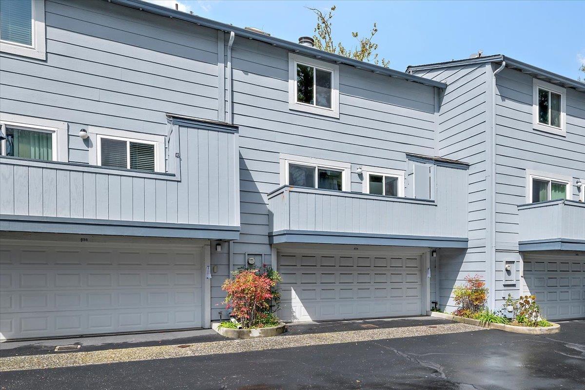 834 Bay ST