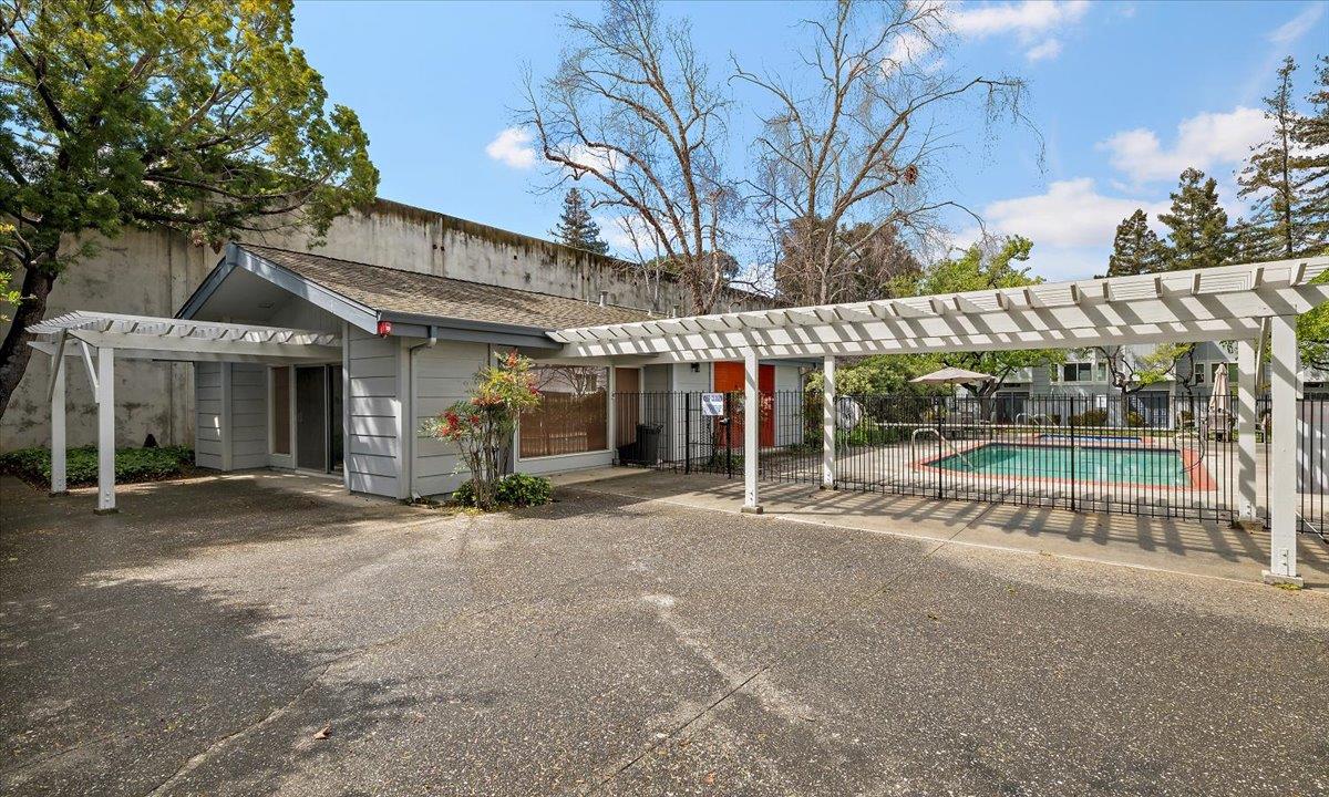834 Bay ST