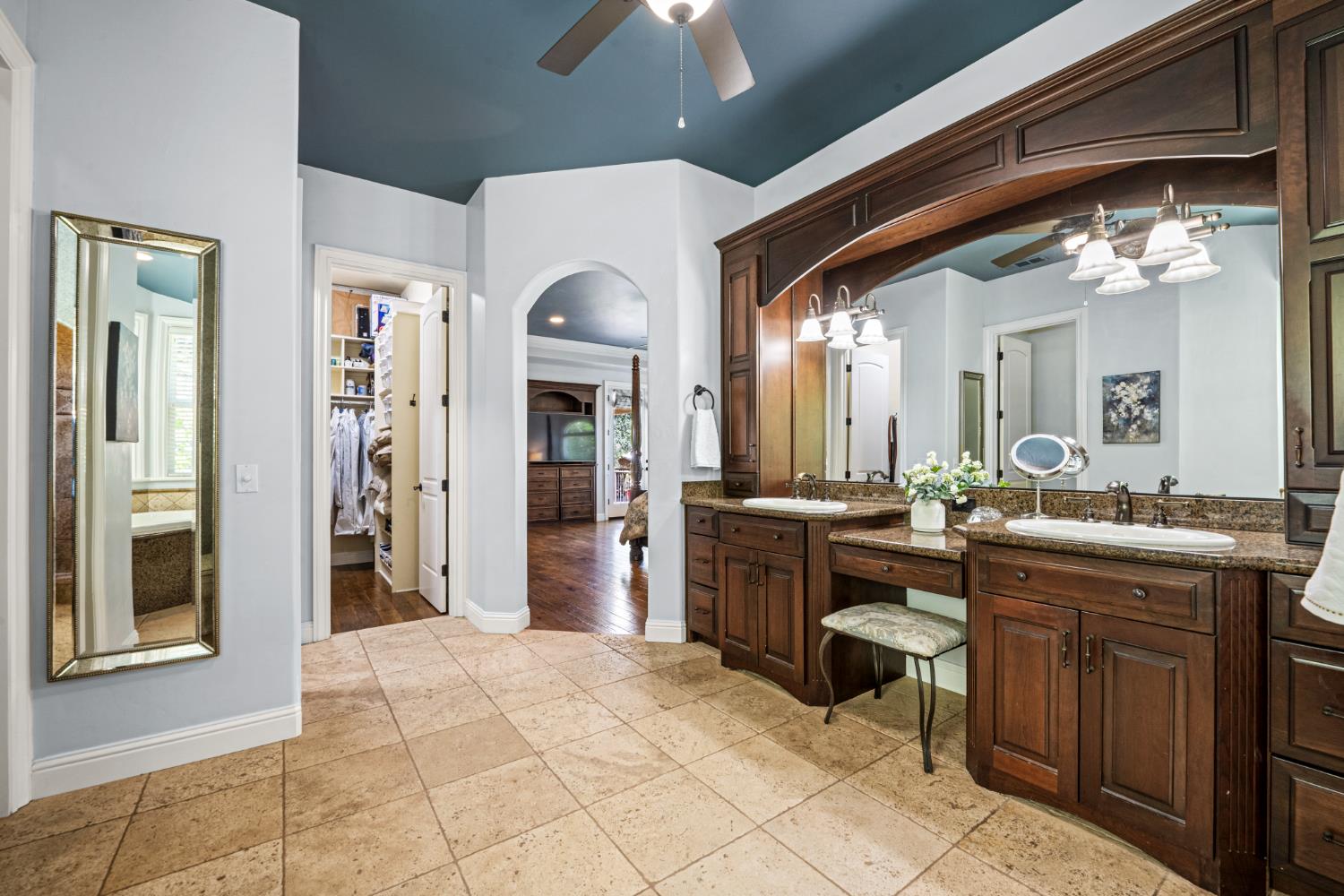 2611 Golden Fawn Trail