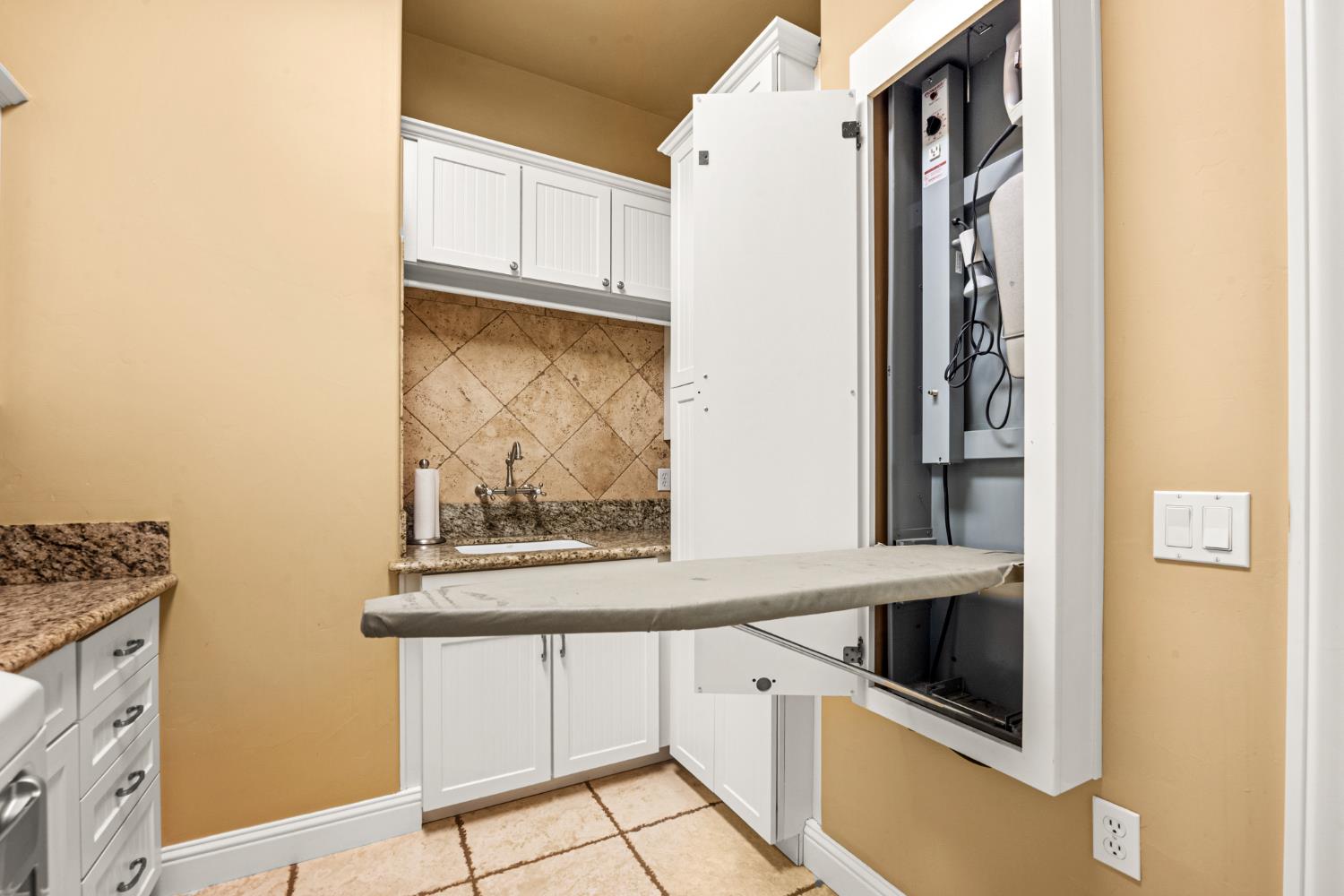 2611 Golden Fawn Trail