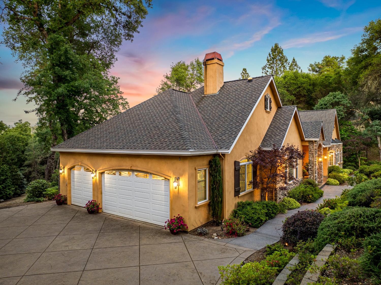 2611 Golden Fawn Trail