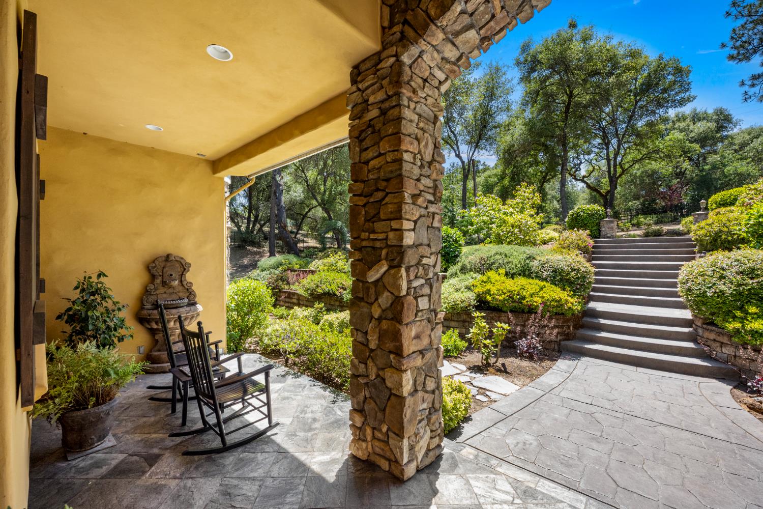 2611 Golden Fawn Trail