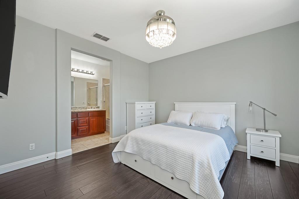 17 Kings Beach Place