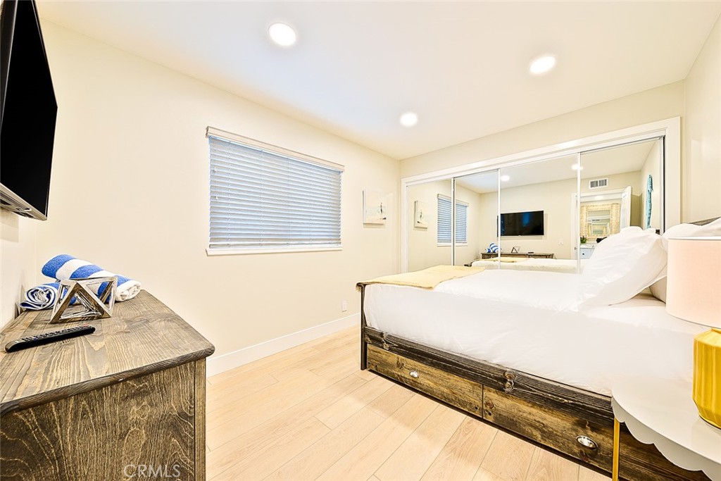 2711 W Balboa Boulevard