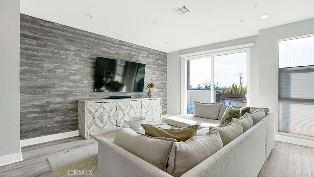 1650 Topanga