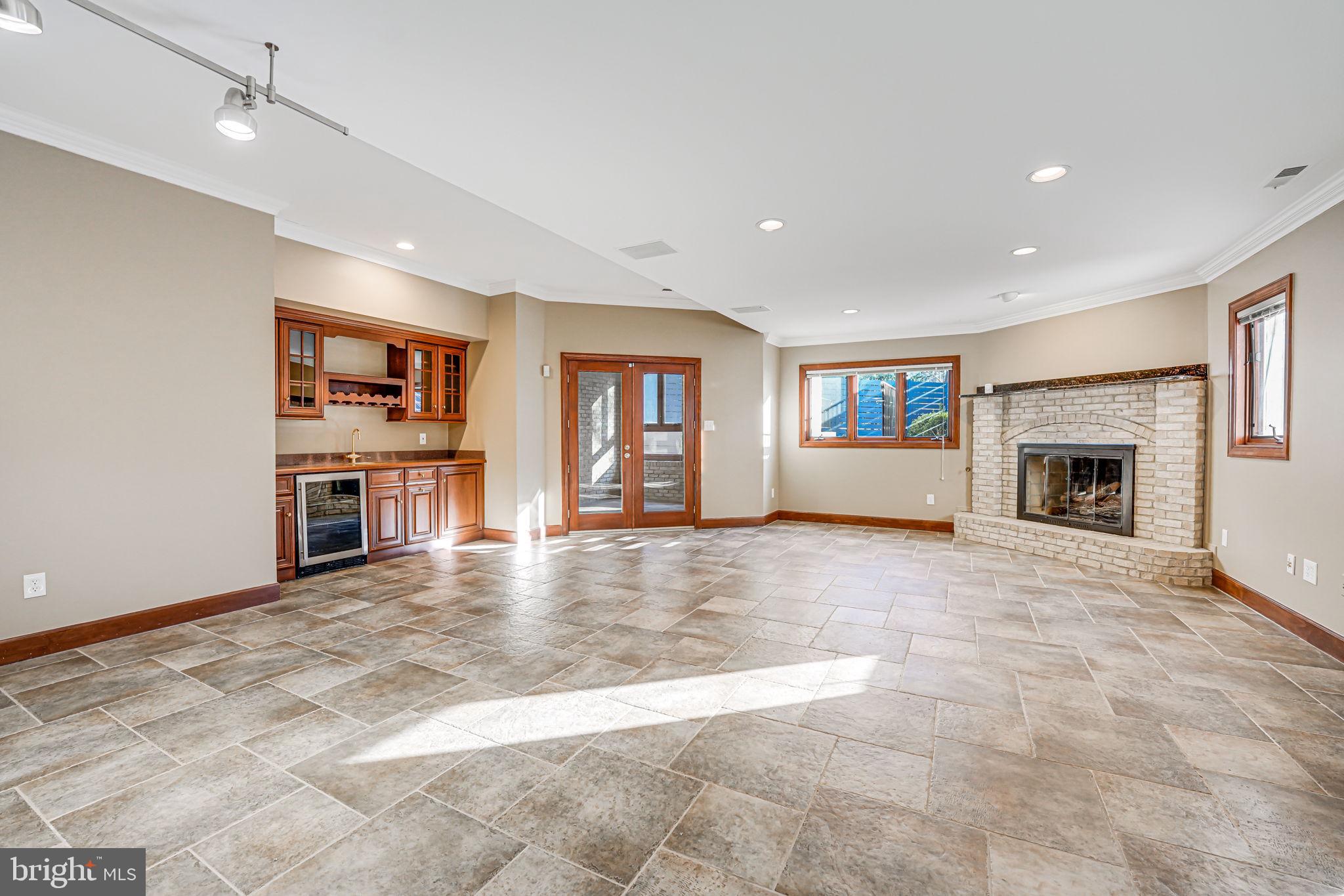3214 Valley Ln