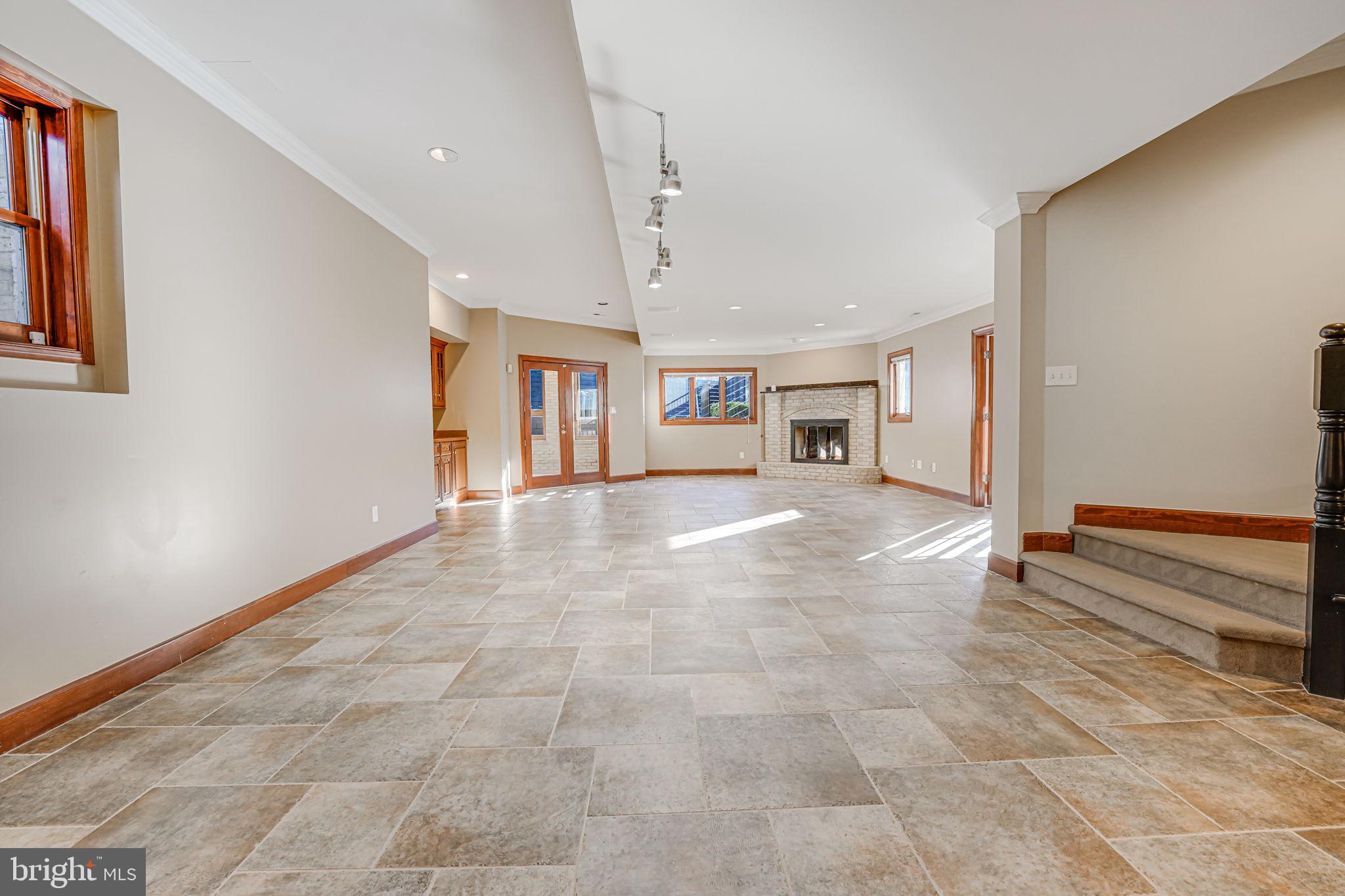 3214 Valley Ln