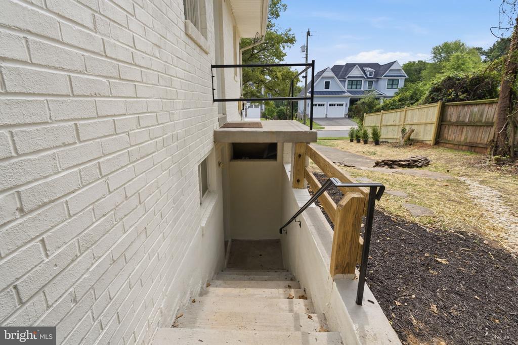 1716 MACON STREET