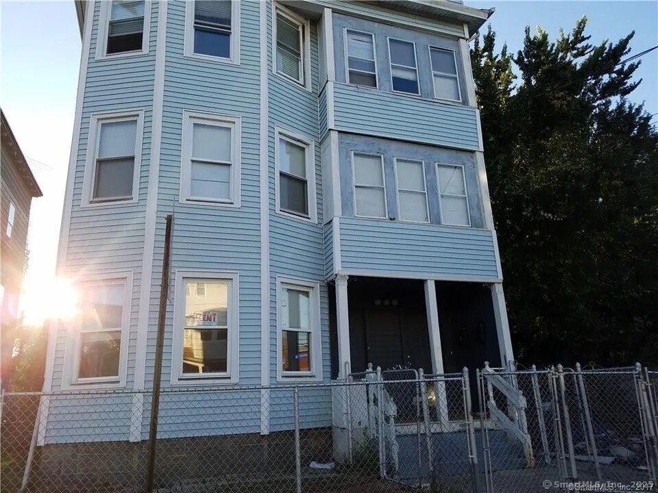 481 Hollister Avenue