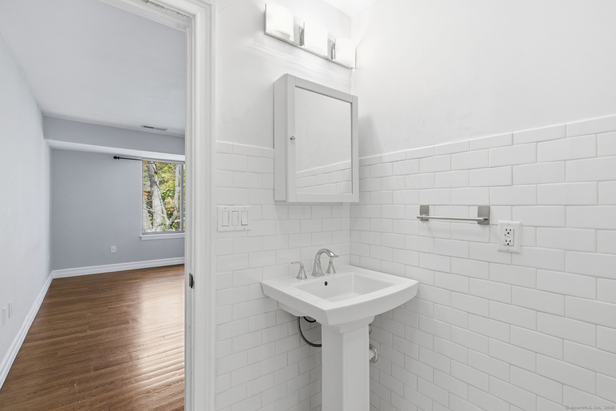 999 Whalley Avenue 1H