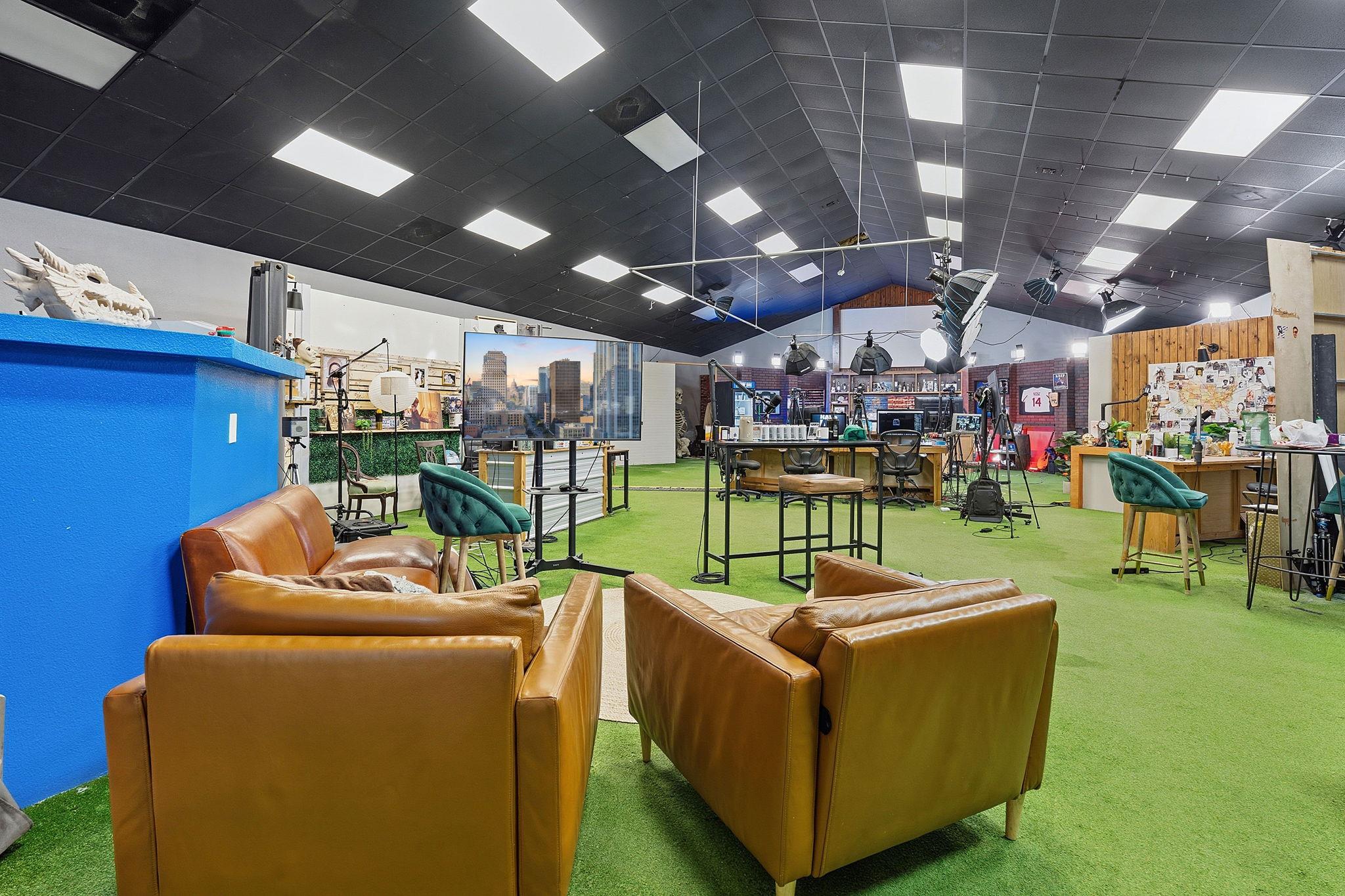 9221 Highway 290 W