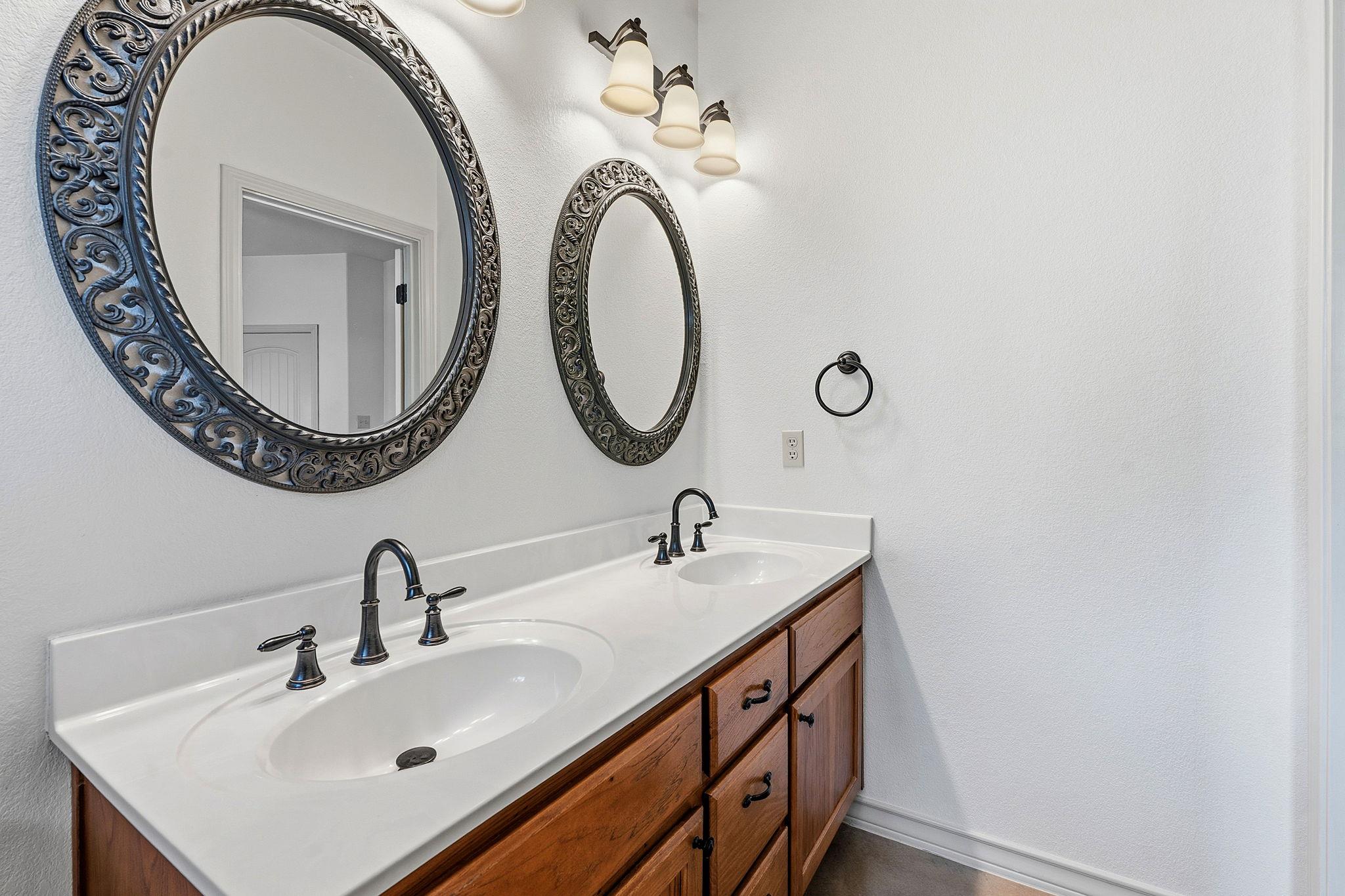 10215 Twin Lake LOOP