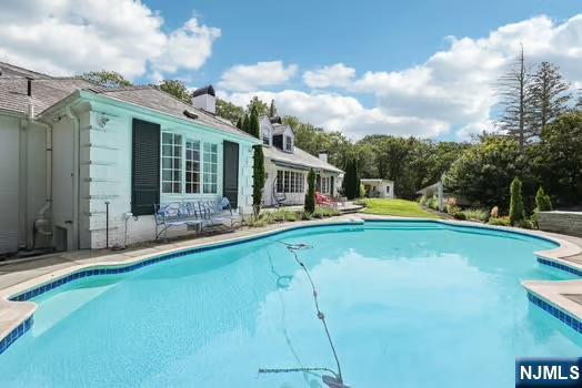 18 Pepperidge Tree Terrace