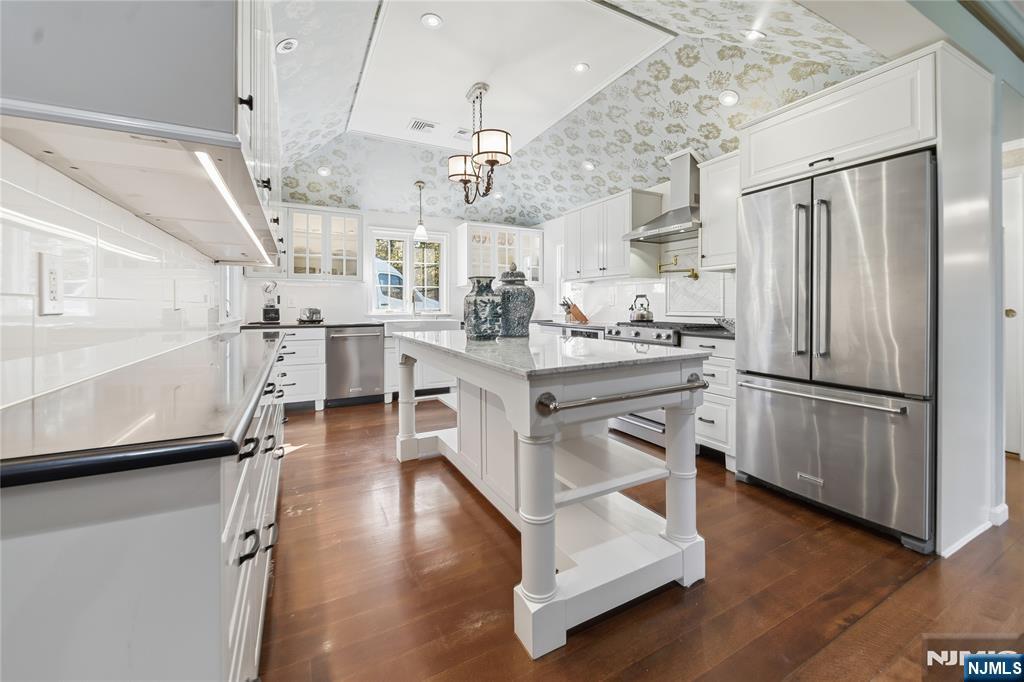 18 Pepperidge Tree Terrace