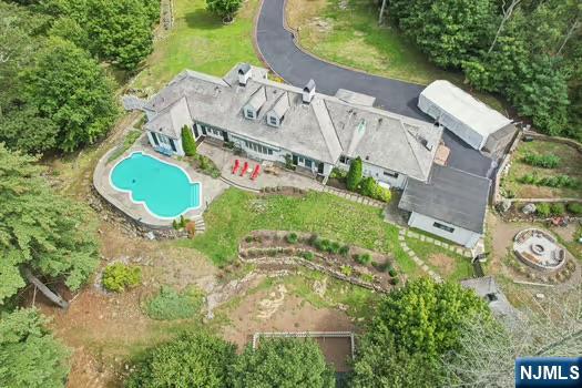 18 Pepperidge Tree Terrace