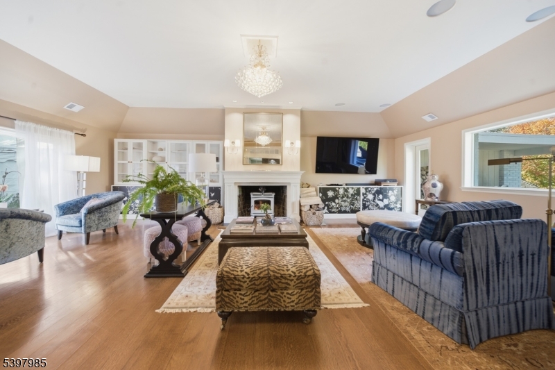 18 Pepperidge Tree Ter