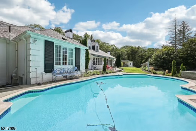 18 Pepperidge Tree Ter