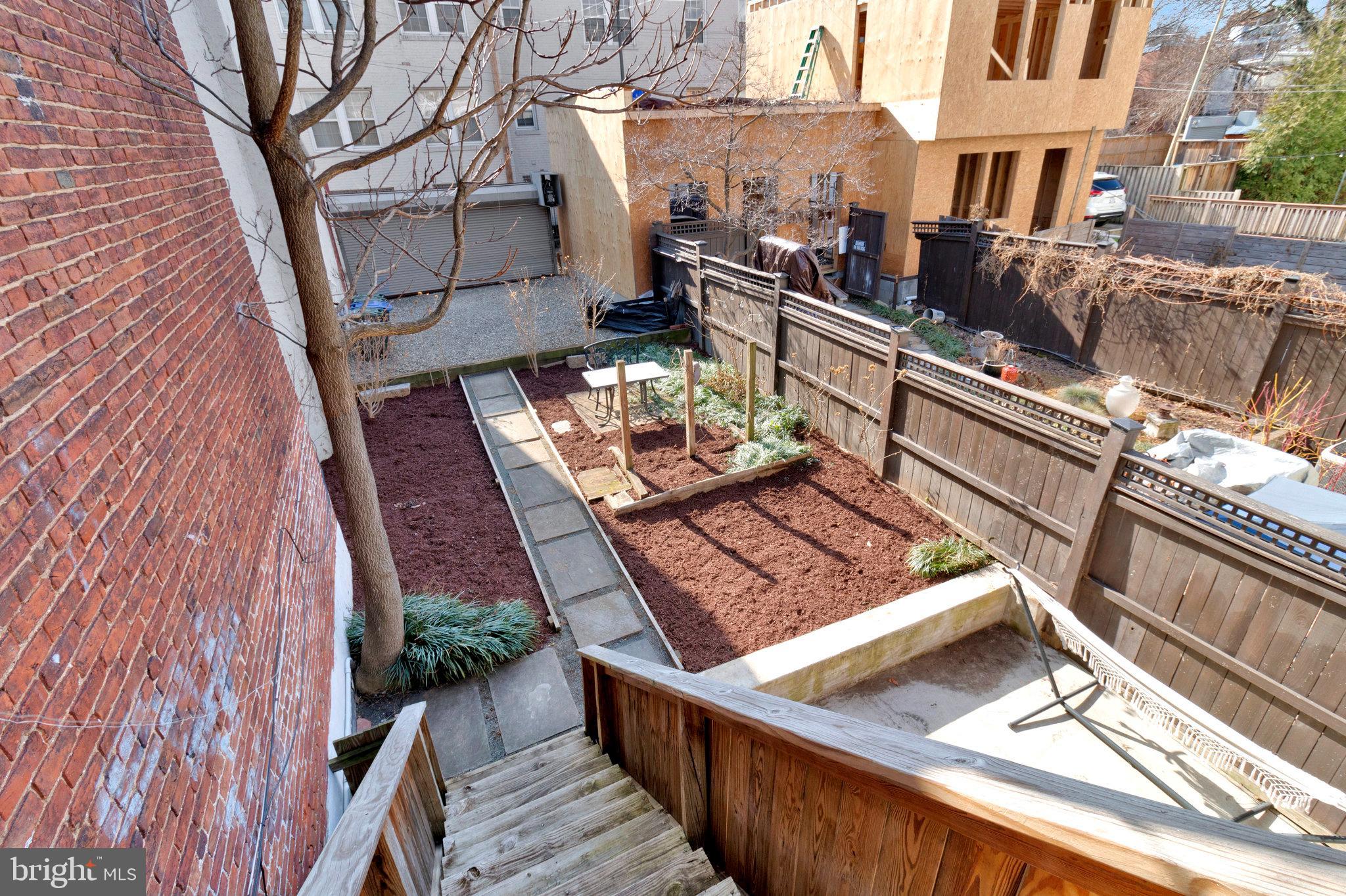 1131-1133 G St NE