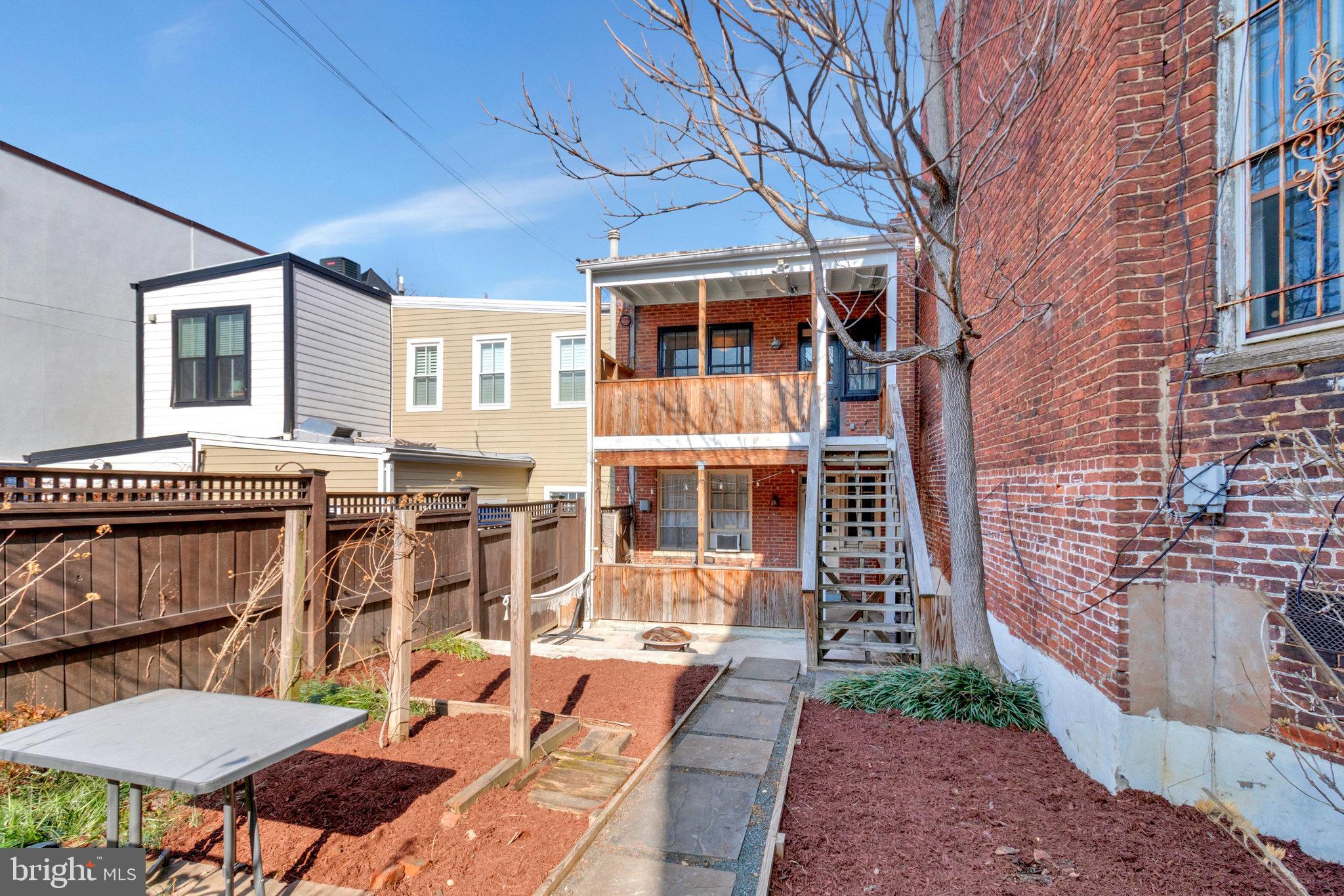1131-1133 G St NE