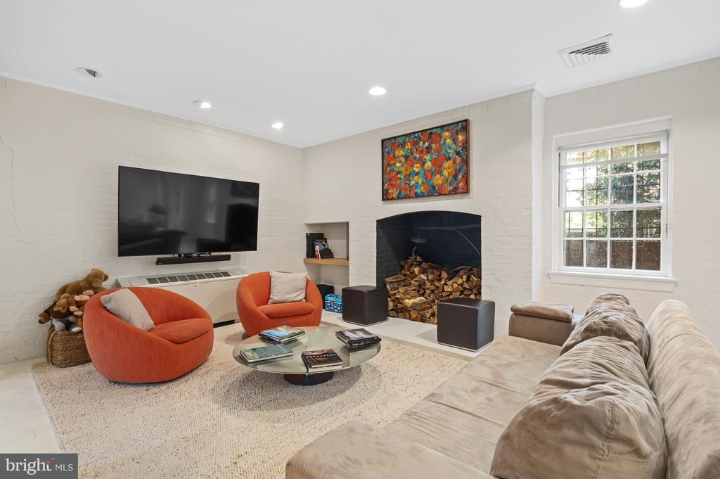 2468 BELMONT RD NW