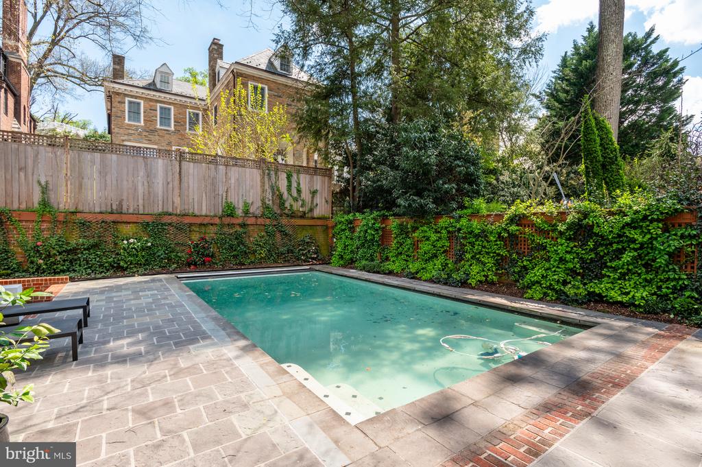 2468 BELMONT RD NW