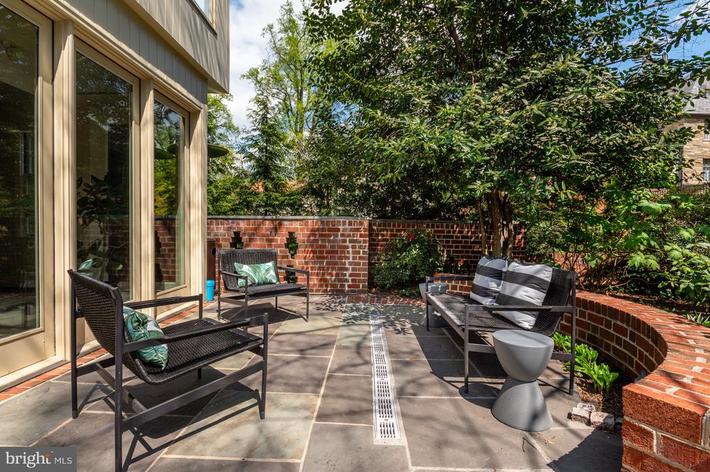 2468 BELMONT RD NW