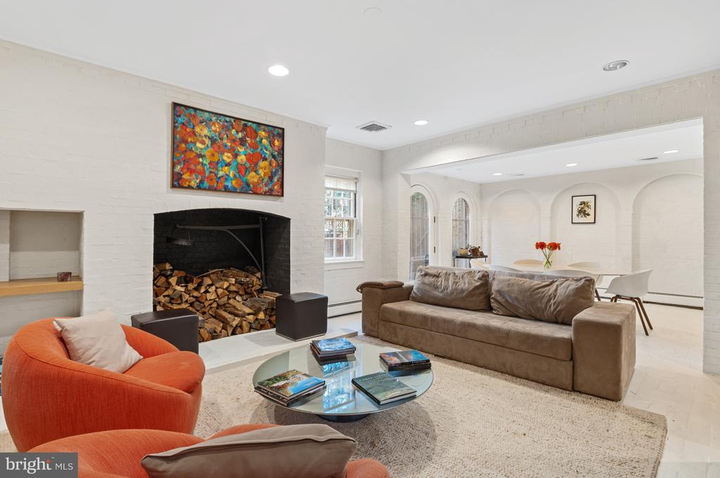 2468 BELMONT RD NW