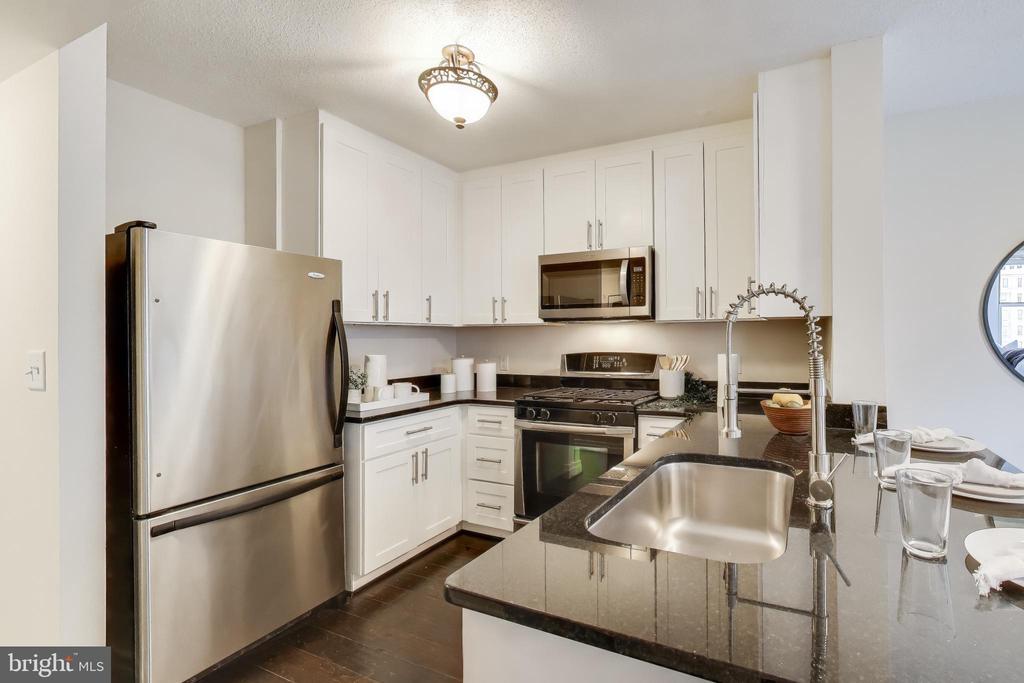 915 E STREET NW 1013