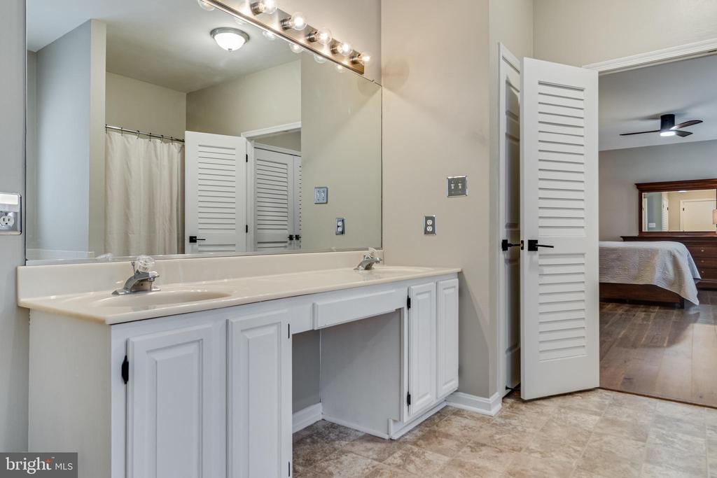 4045 WEEPING WILLOW LANE