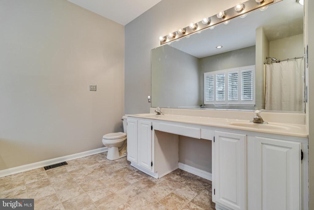 4045 WEEPING WILLOW LANE