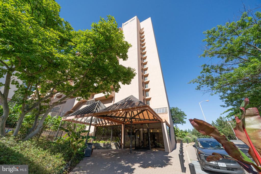 1301 N COURTHOUSE ROAD Unit: 1807