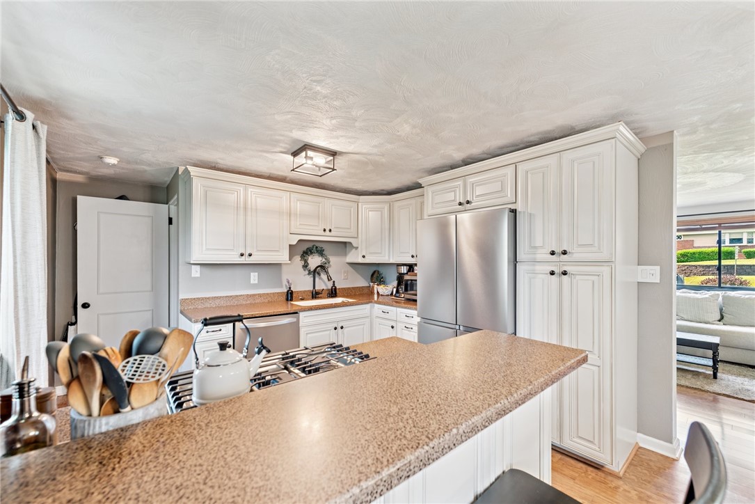 4047 Crestwood Dr