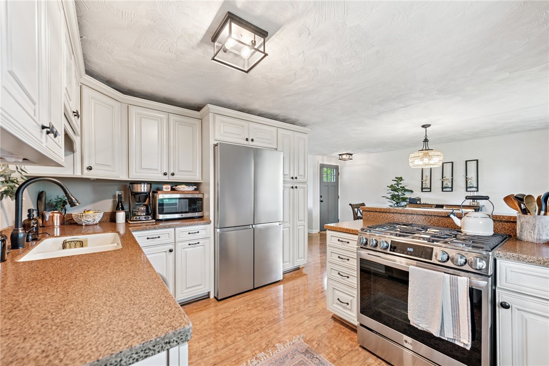 4047 Crestwood Dr