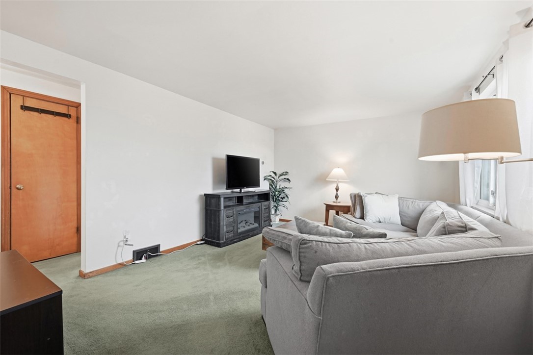 1748 Outlook Dr
