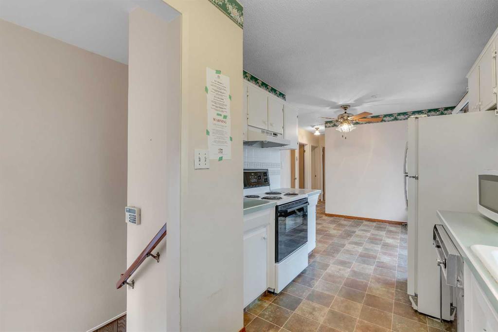 832 Raynard Crescent SE