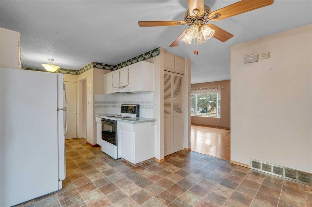 832 Raynard Crescent SE