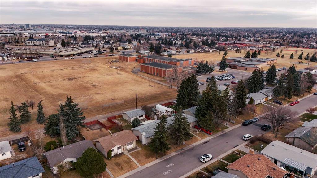 832 Raynard Crescent SE