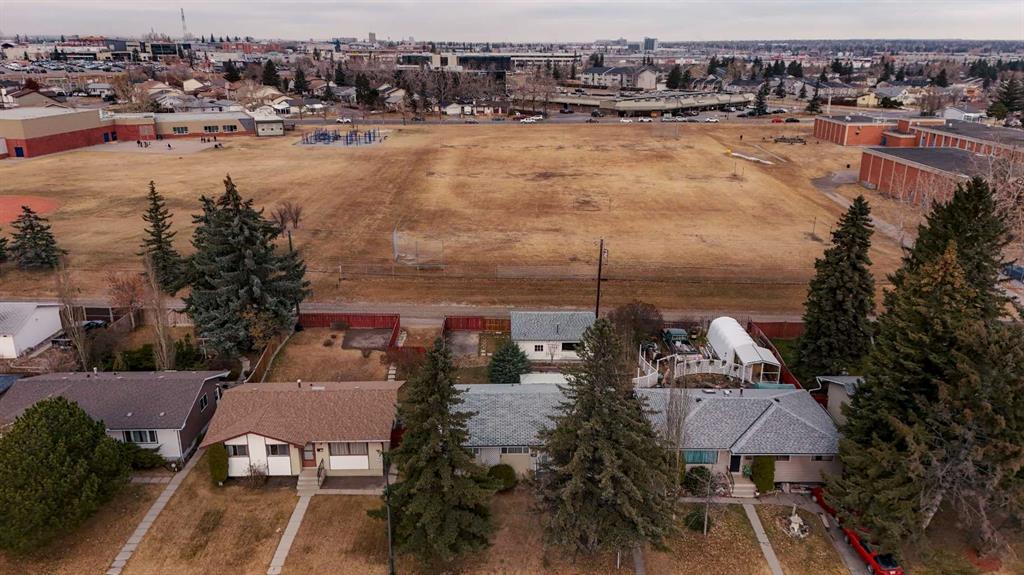 832 Raynard Crescent SE