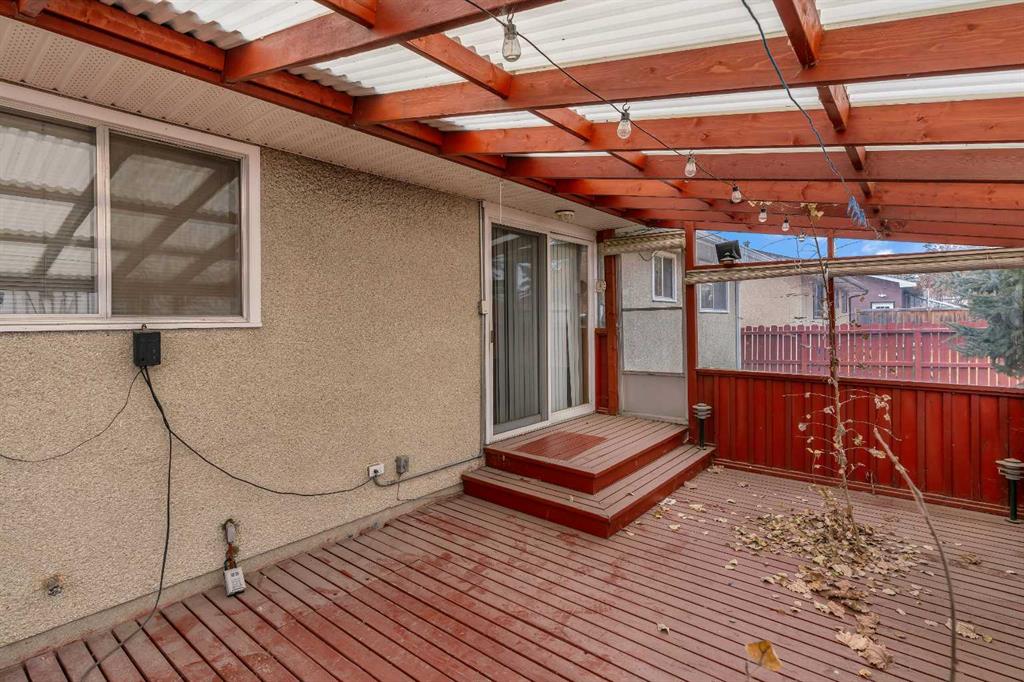 832 Raynard Crescent SE