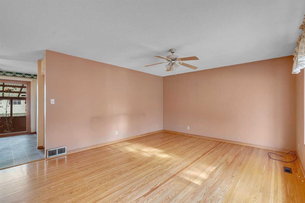 832 Raynard Crescent SE