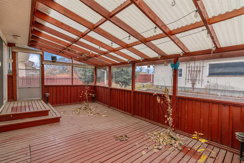 832 Raynard Crescent SE