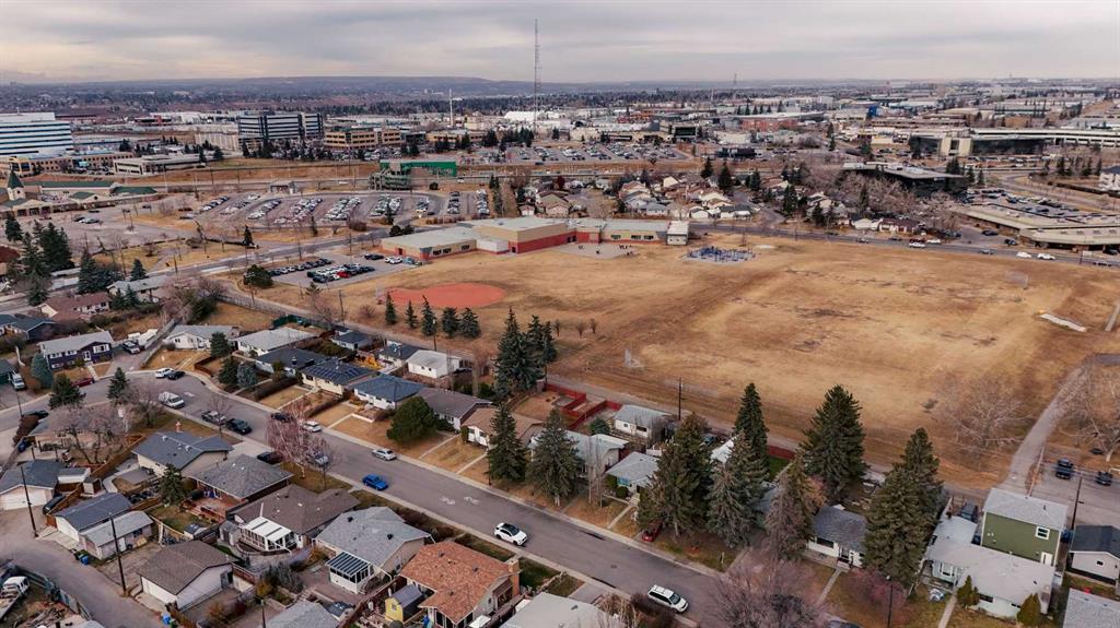 832 Raynard Crescent SE